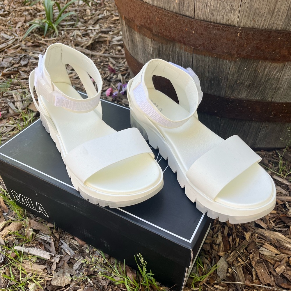 🆕 MIA Ellyson White Platform Sandals. NWT 💥 just Reduced